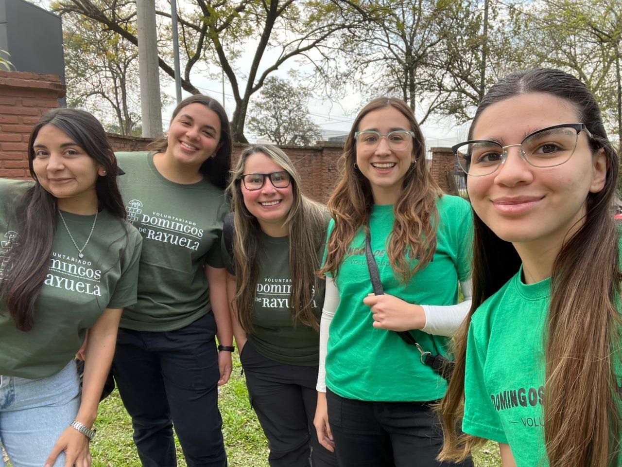 Voluntarias en actividades con las niñas