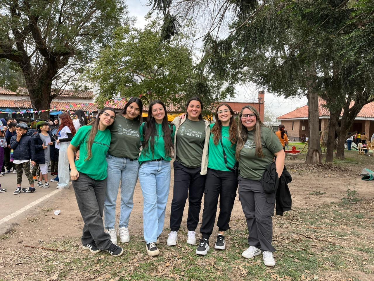 Voluntarias en actividades con las niñas