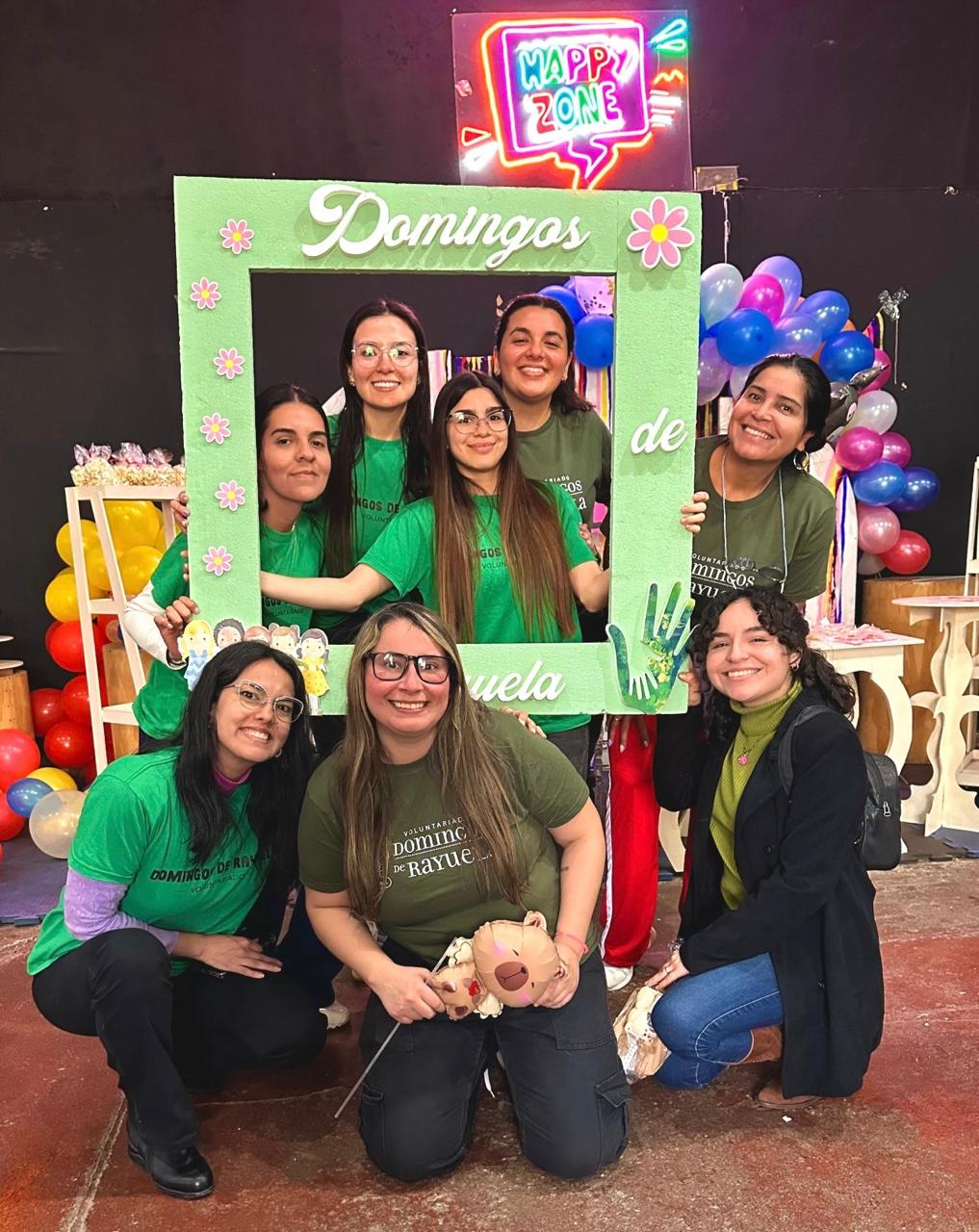 Voluntarias en actividades con las niñas