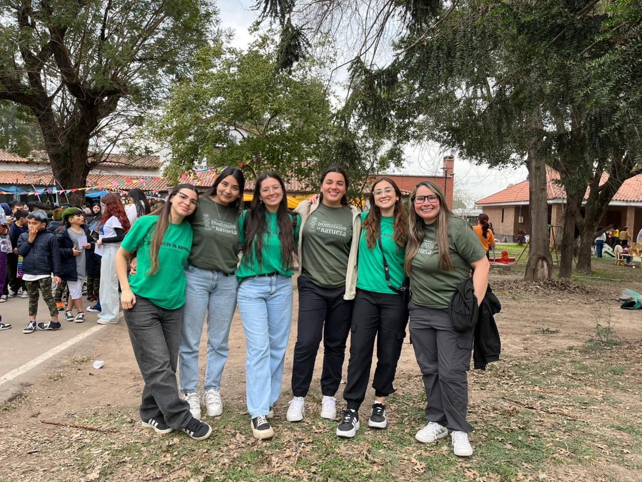 Voluntarias en actividades con las niñas